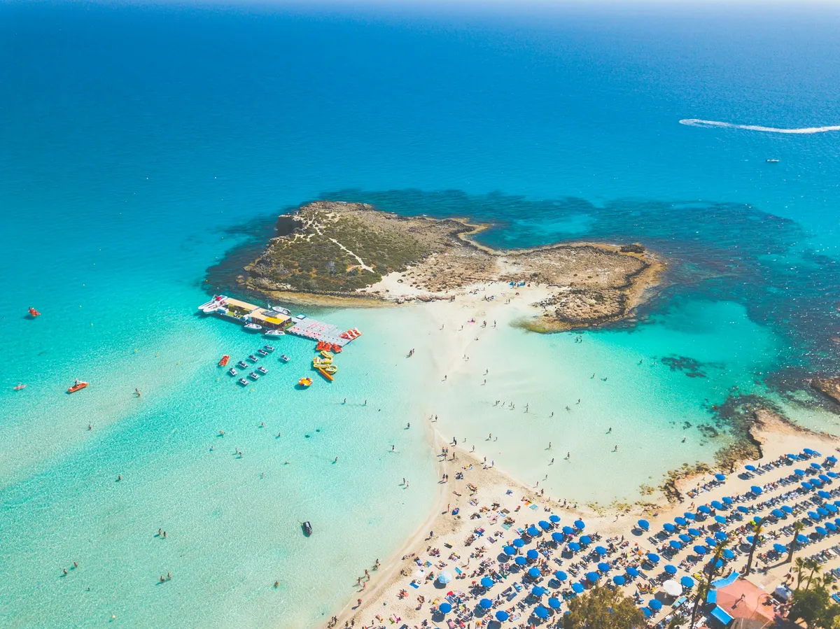 kıbrıs'ta bir plaj