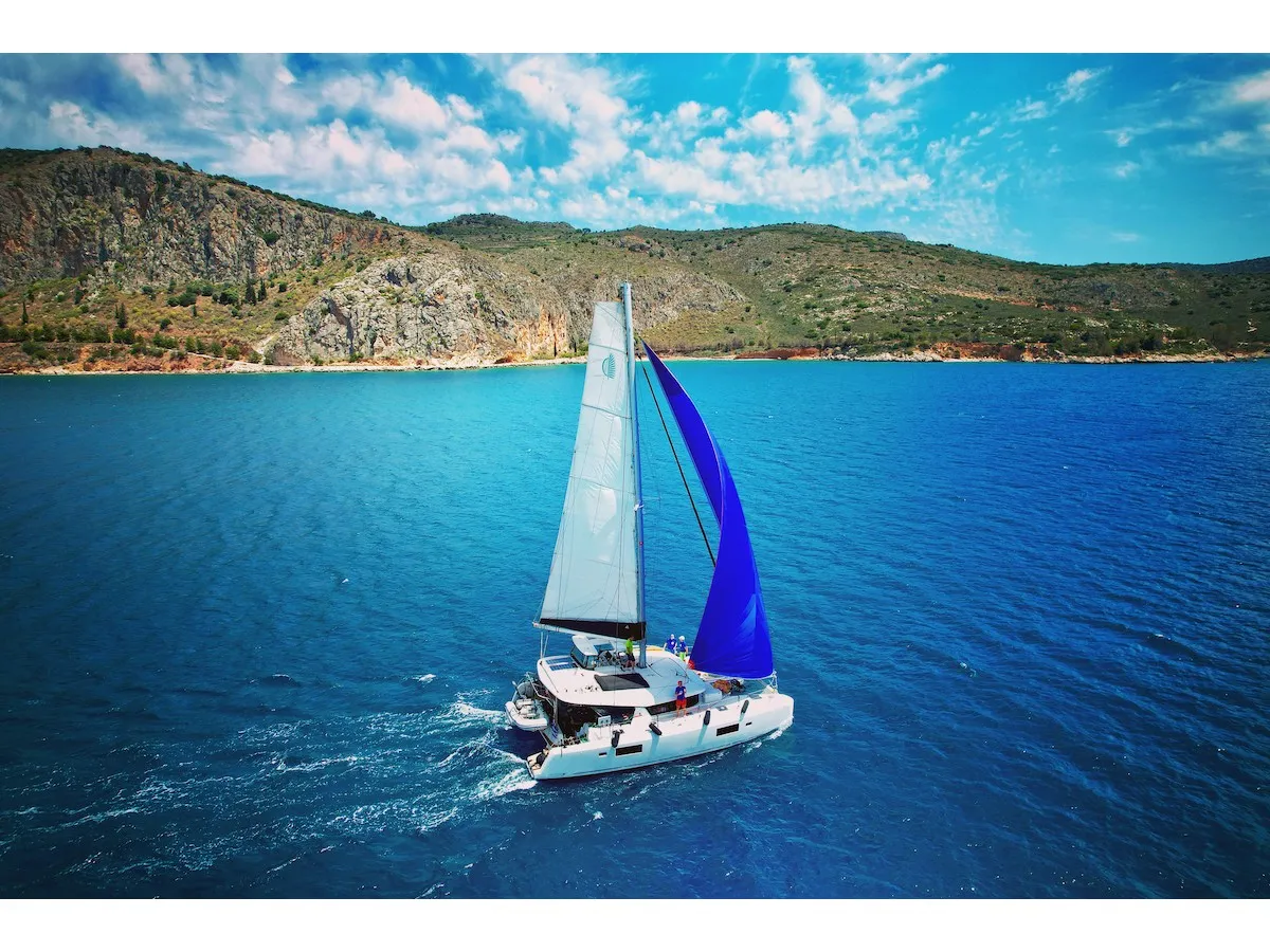 Aurora - Katamaran içinde Alimos