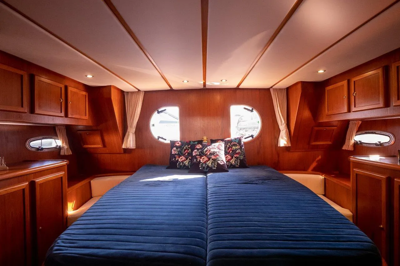 Us Schipp - Motor Yat içinde Akkrum