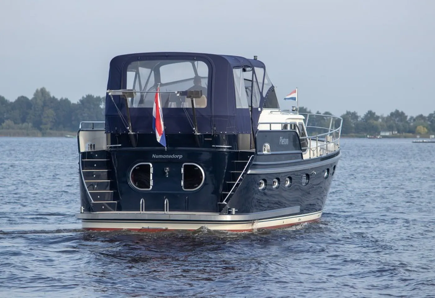 Pieton - Motor Yat içinde Akkrum