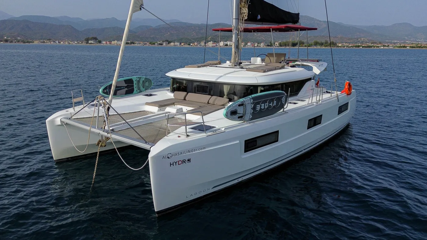 Hydra - Catamaran in Karagözler