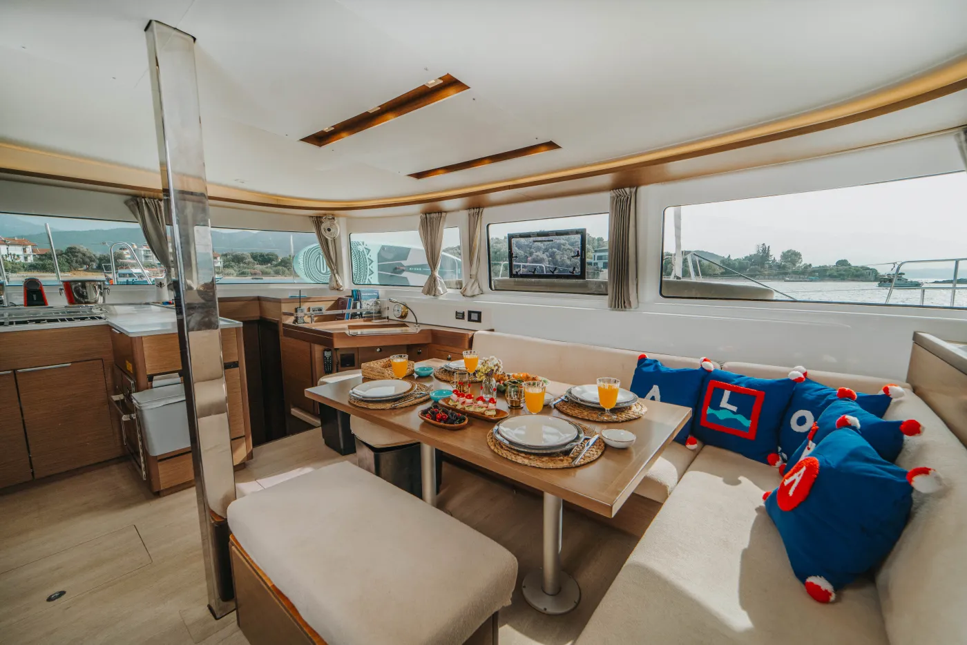 Hydra - Catamaran in Karagözler