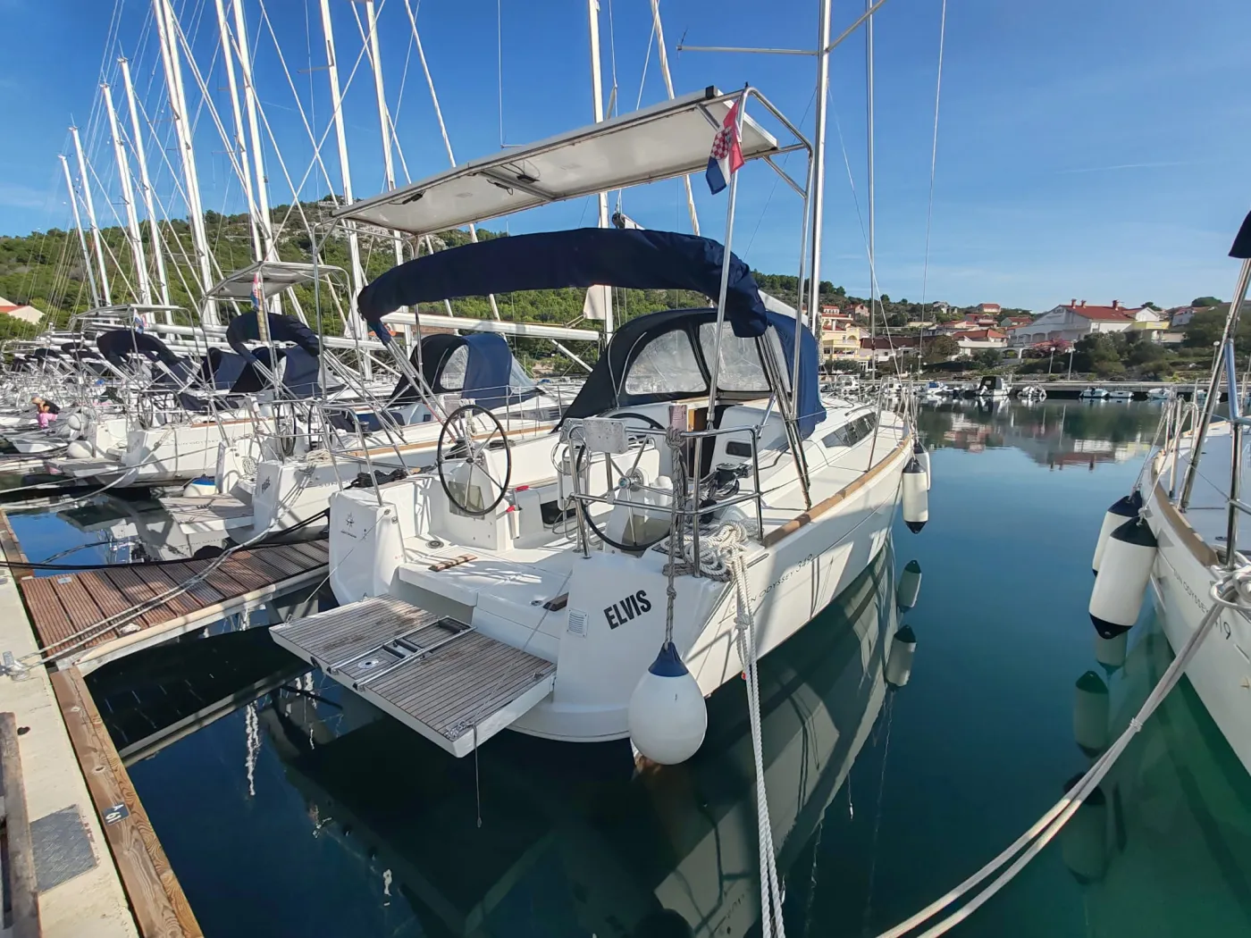 Elvis - Sailboat in Drage