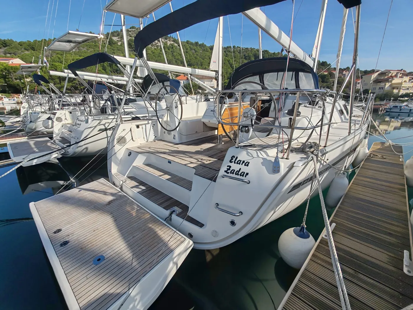 Elara - Sailboat in Drage