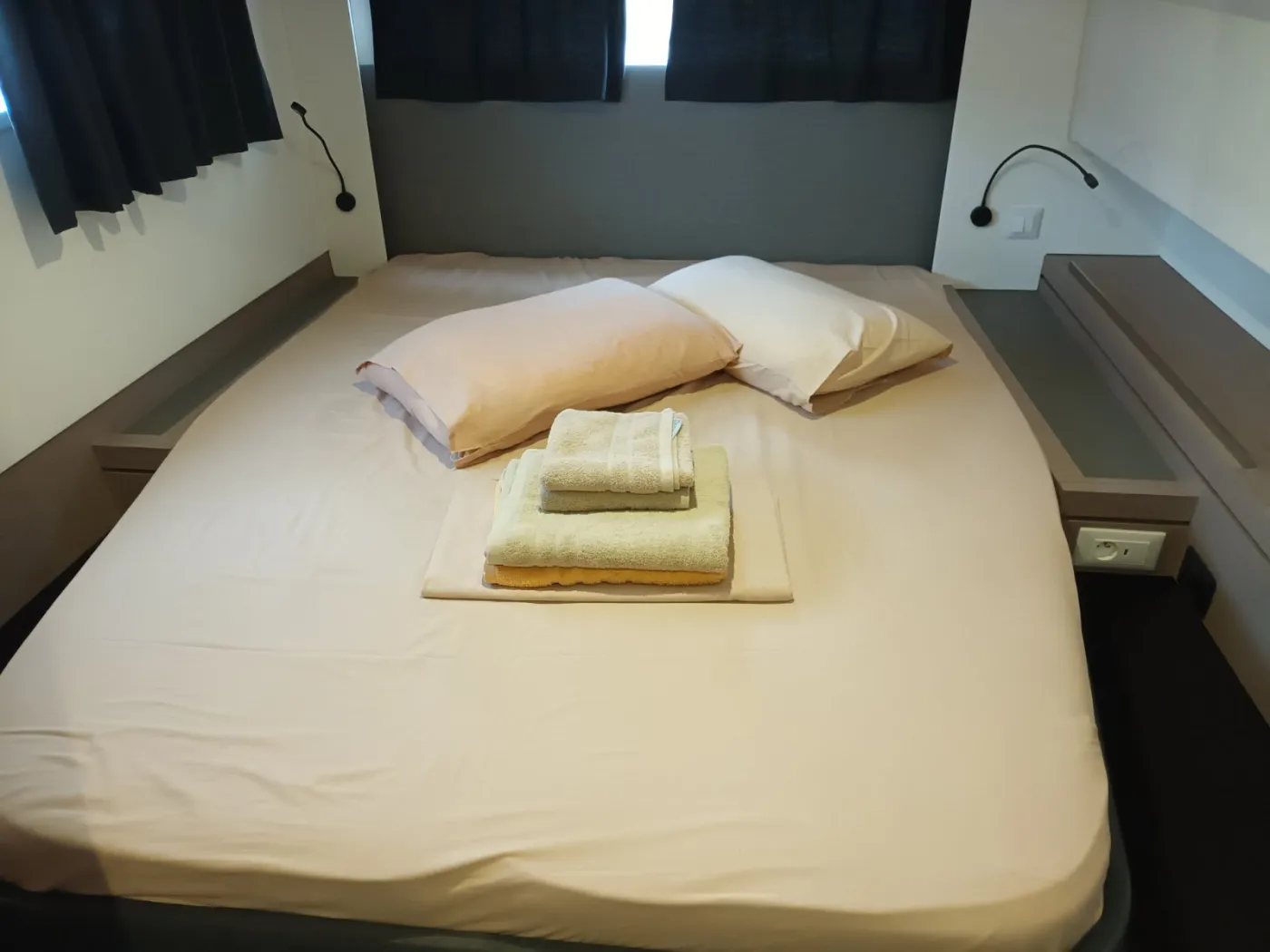 EROS - Katamaran içinde Alimos