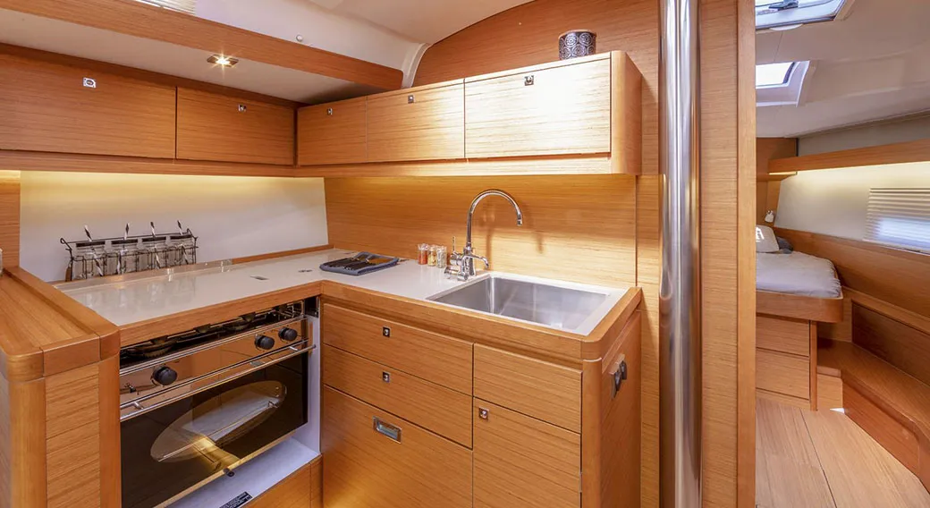 TRINITY - Yelkenli içinde Alimos