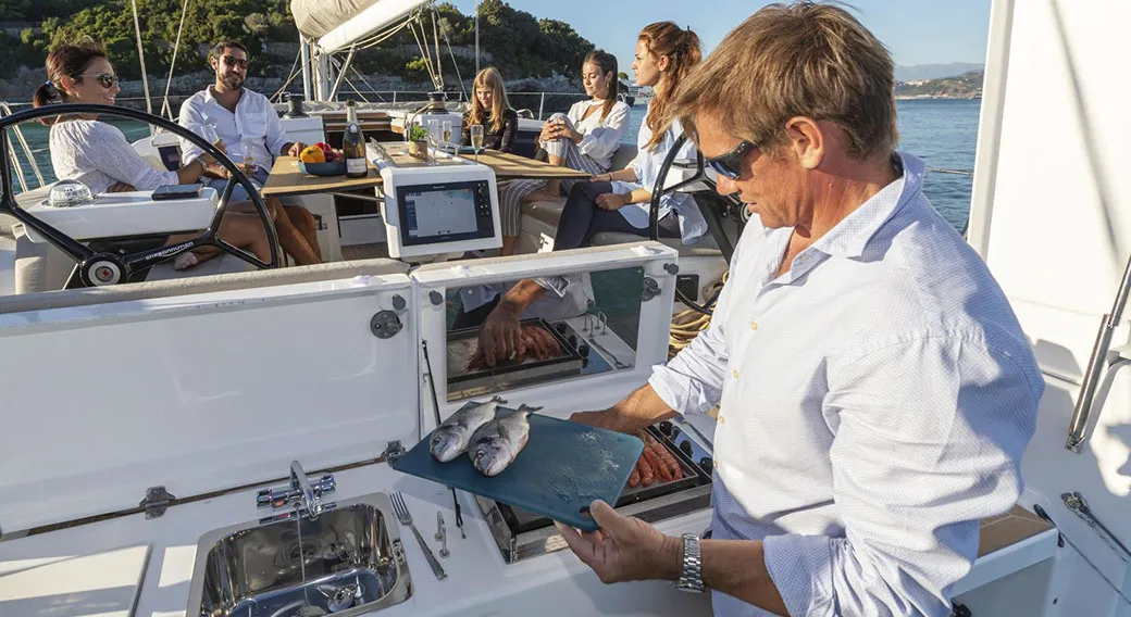 TRINITY - Yelkenli içinde Alimos