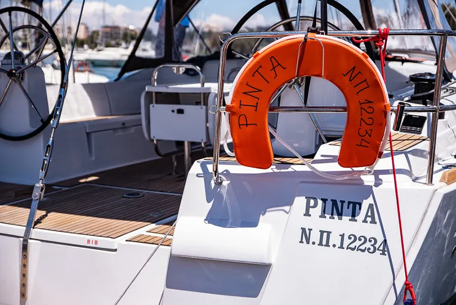 Pinta - Sailboat in Paros