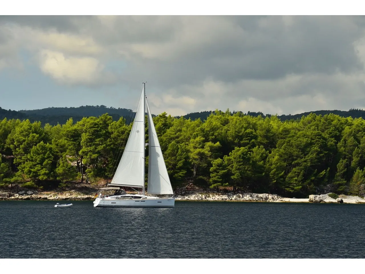 Višnjica - Sailboat in Ploče