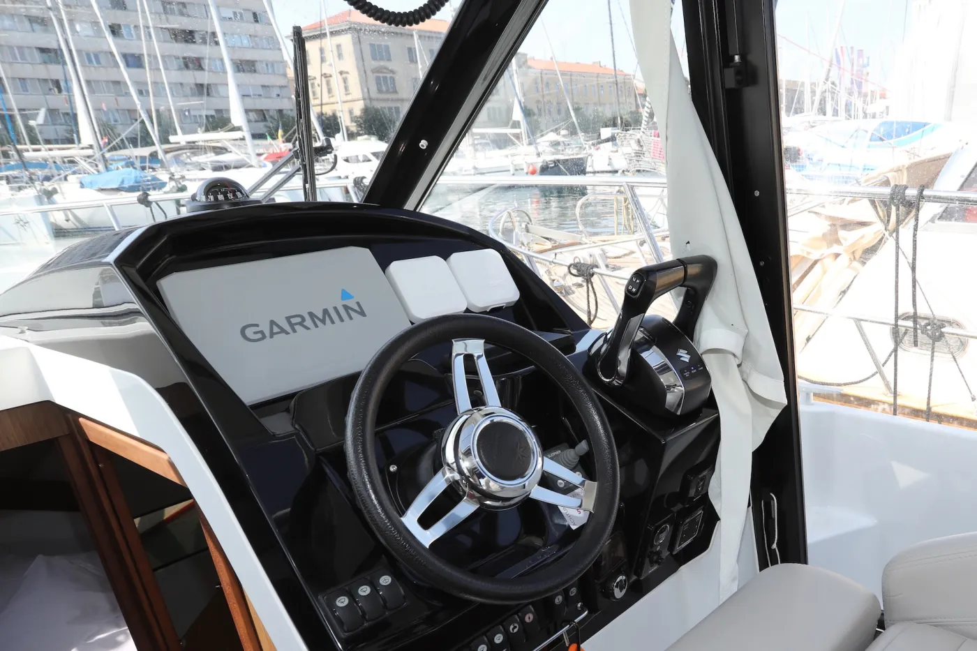 Wind - Motor Yat içinde Komolac