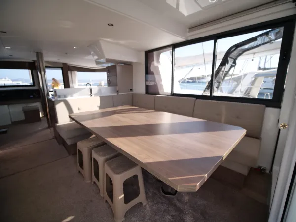 salon dining table