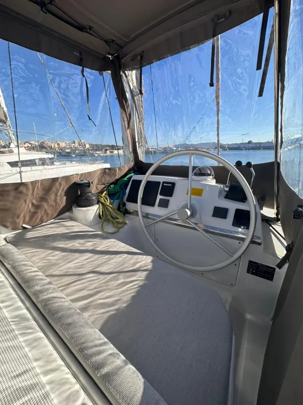 Flybridge  bimini closed 