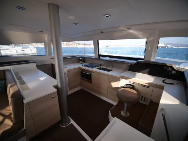 salon, helm area