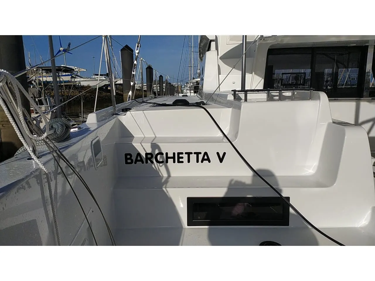 Barchetta V - Katamaran içinde Pireas
