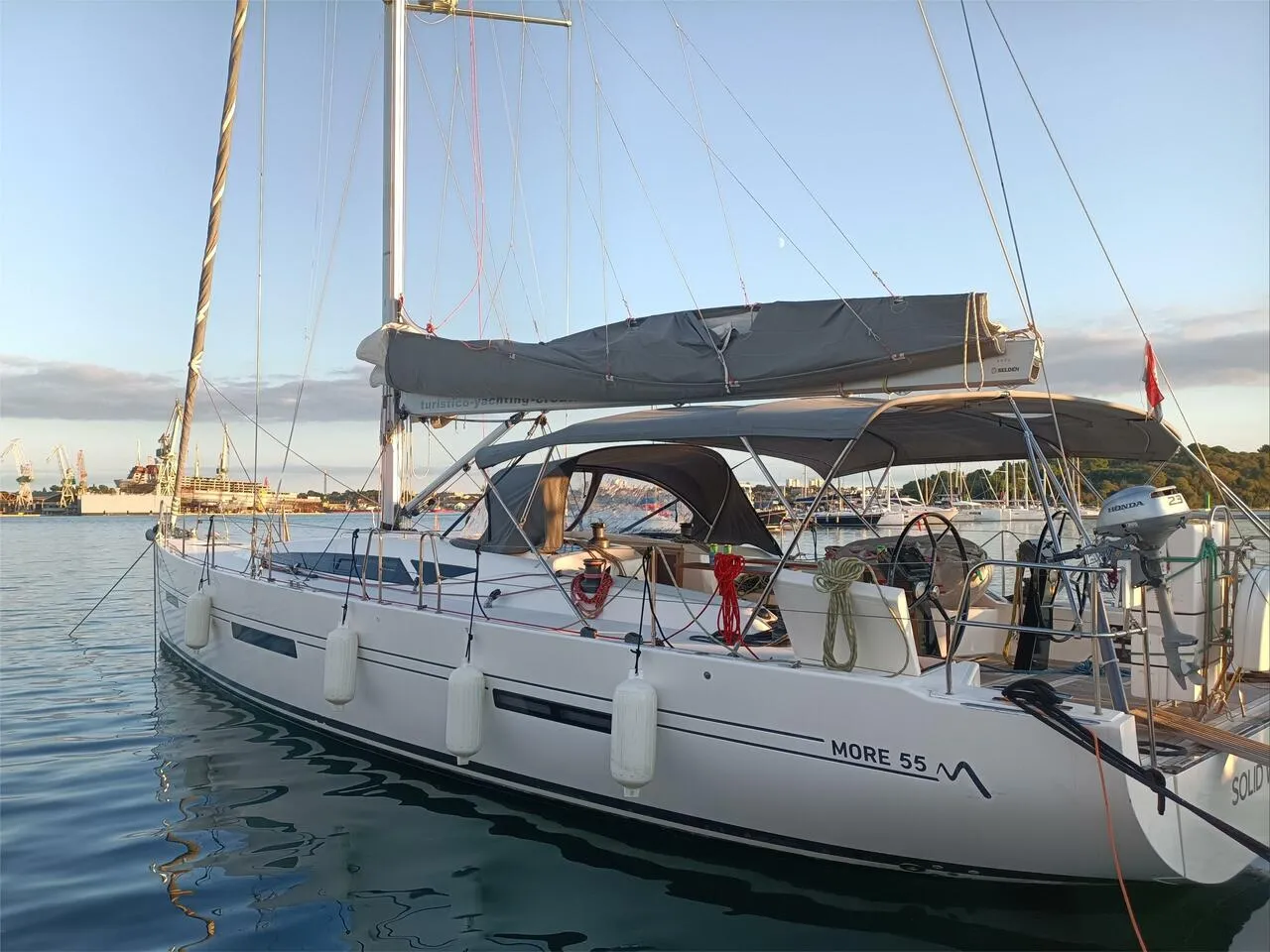Solid White - Sailboat in Pula
