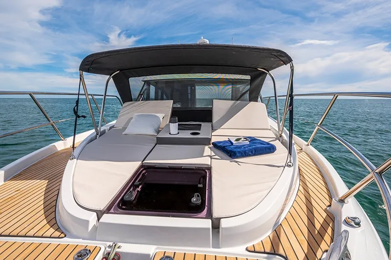 Beneteau 9 - Motor Yacht in Punat