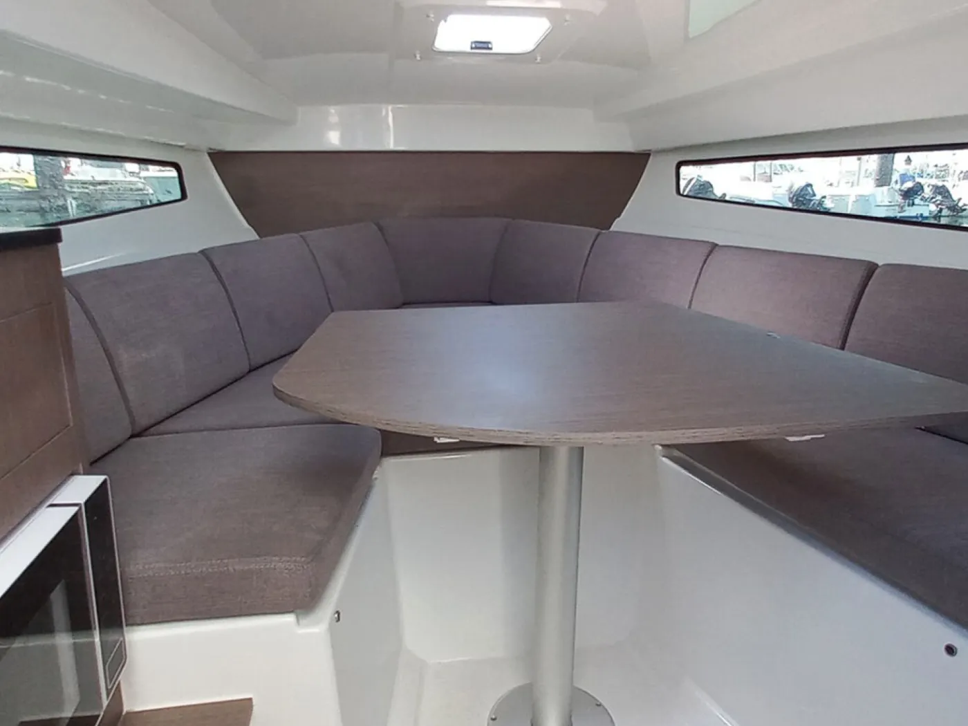 Beneteau 8 - Motor Yacht in Punat
