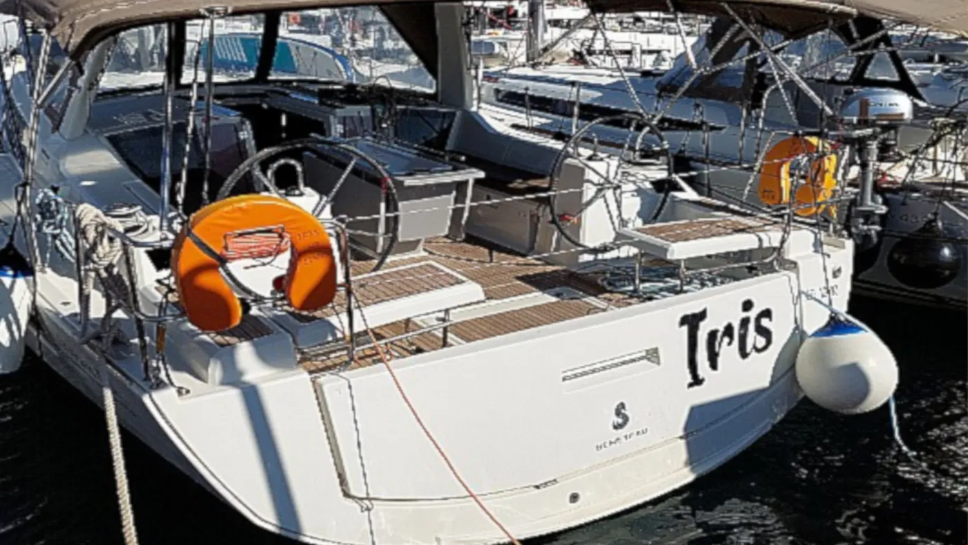 IRIS - Sailboat in Alimos