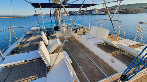UPWIND 50