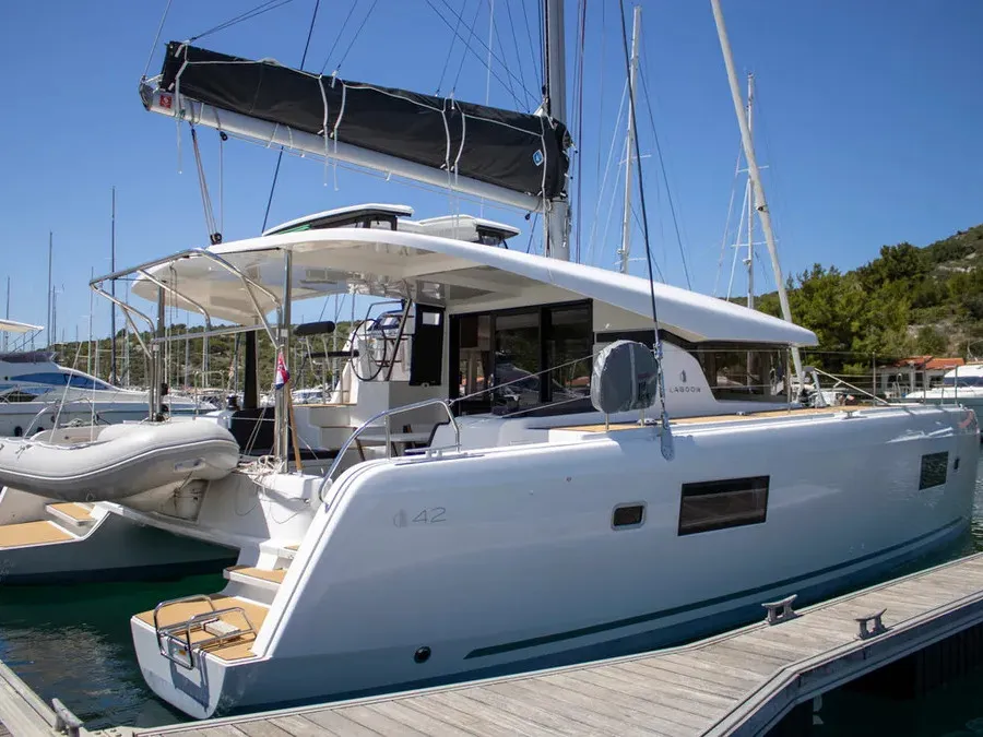 Best Q - Catamaran in Providence