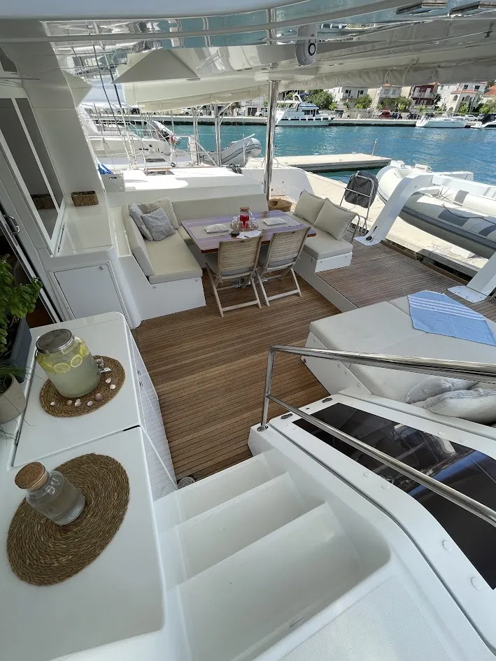 DISCOVERY I - Catamaran in Marina