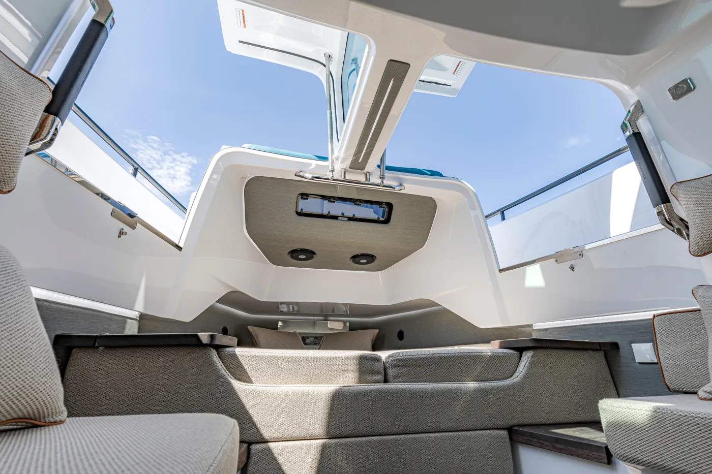 ZEUS - Motor Yacht in Eretria