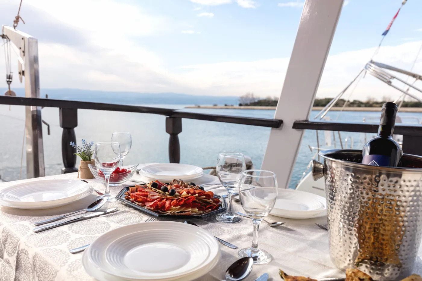 Primorac - Gulet içinde Omiš