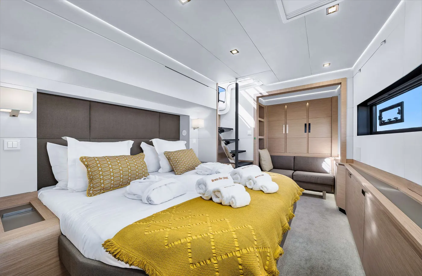 NEOW - Catamaran in Cannes