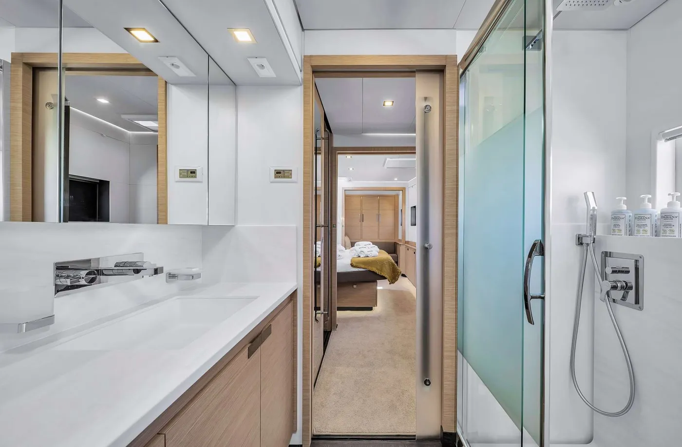 NEOW - Catamaran in Cannes