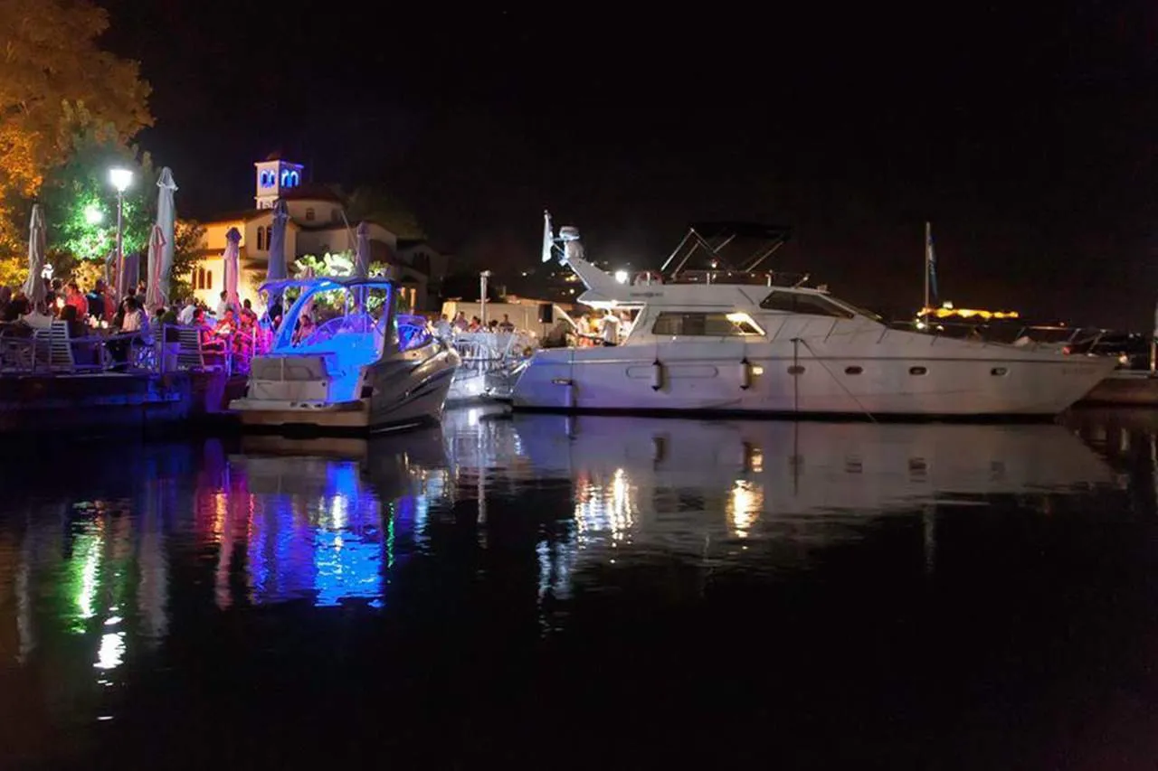 Ferretti 47 - Motor Yacht in Mikonos