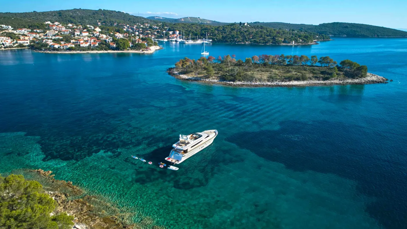 Karisma - Motor Yacht in Baška Voda
