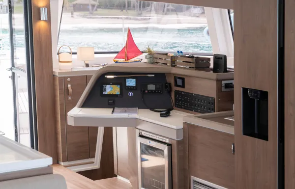 Steering station
