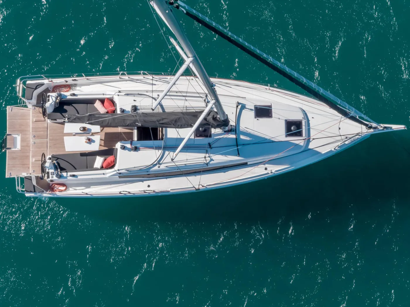 DERMINICA - Sailboat in Neo Klima