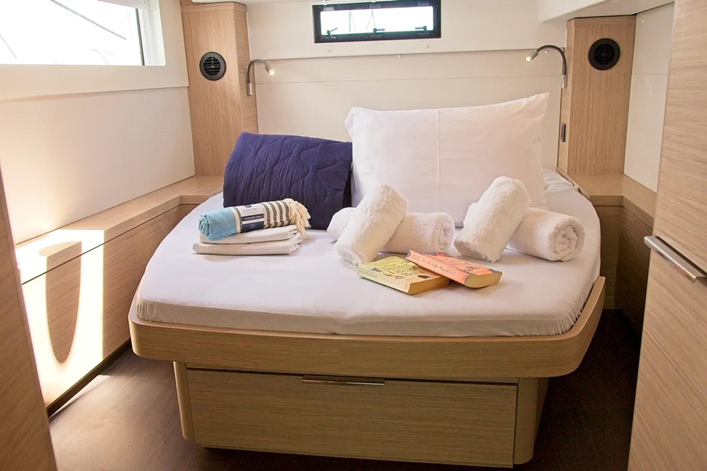 DAFNI - Catamaran in Mpenitses