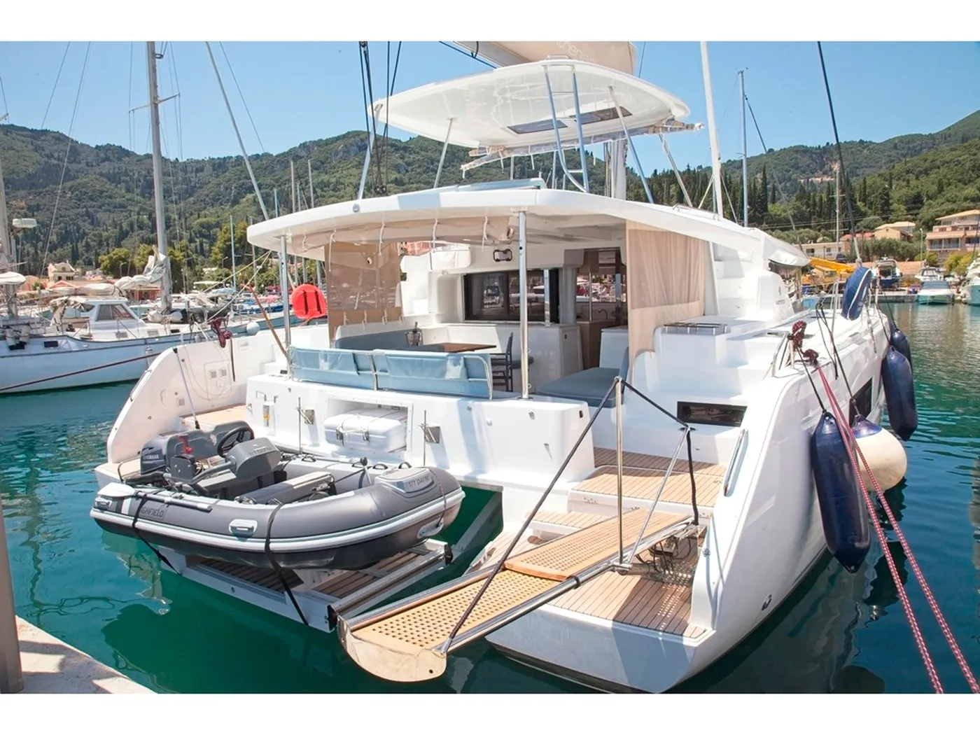 DAFNI - Catamaran in Mpenitses