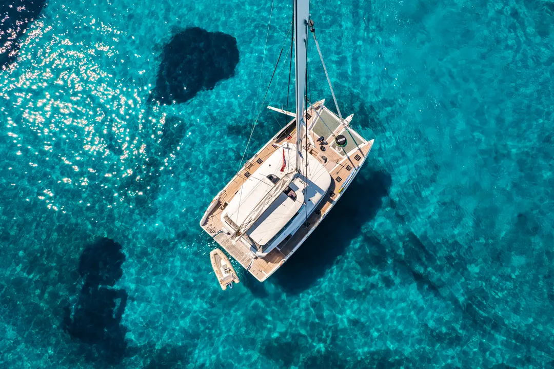 WHITE CAPS - Catamaran in Nea Peramos