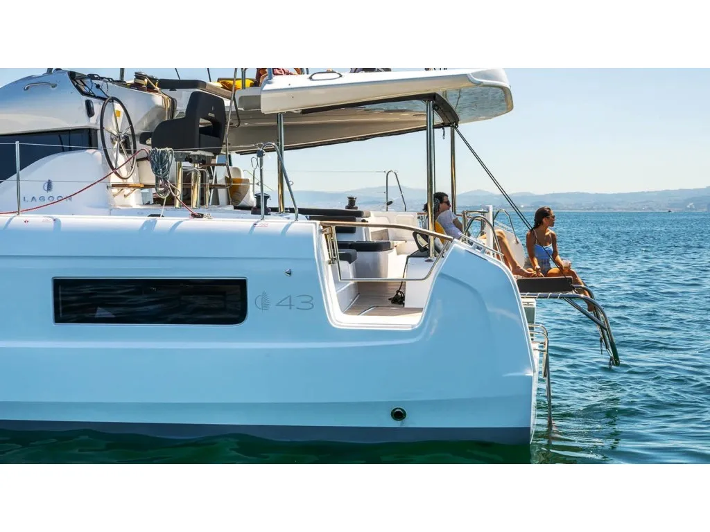 MICHELANGELO - Catamaran in Mpenitses