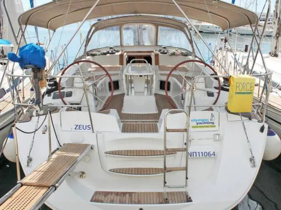 Zeus - Yelkenli içinde Lavrio