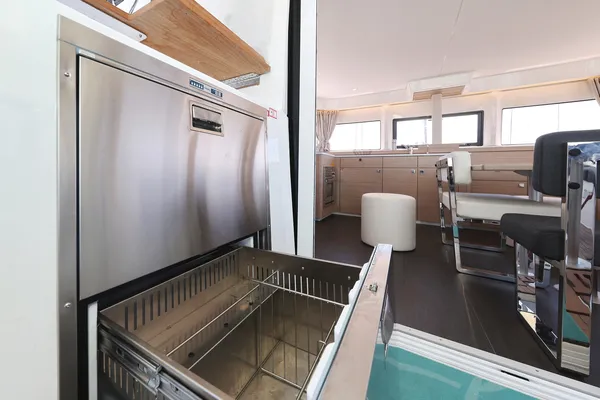 BRAND NEW LAGOON 43