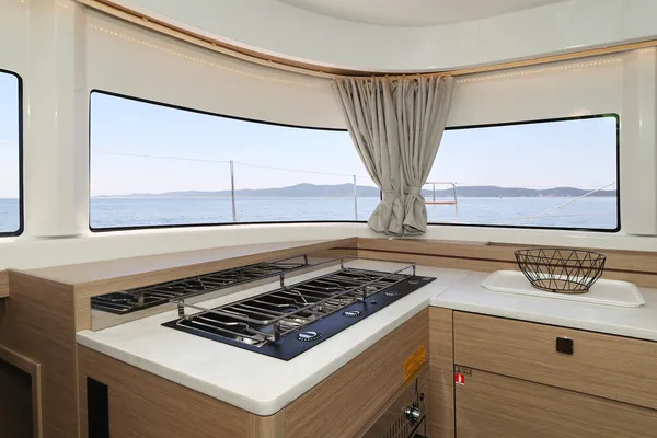 BRAND NEW LAGOON 43