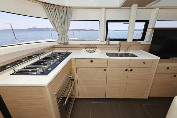 BRAND NEW LAGOON 43