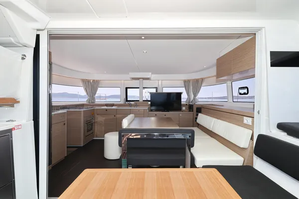 BRAND NEW LAGOON 43