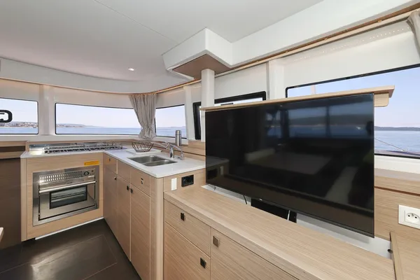 BRAND NEW LAGOON 43