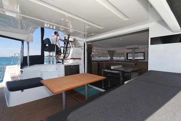BRAND NEW LAGOON 43
