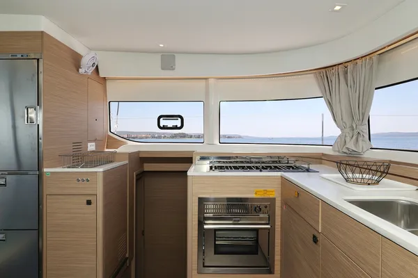 BRAND NEW LAGOON 43
