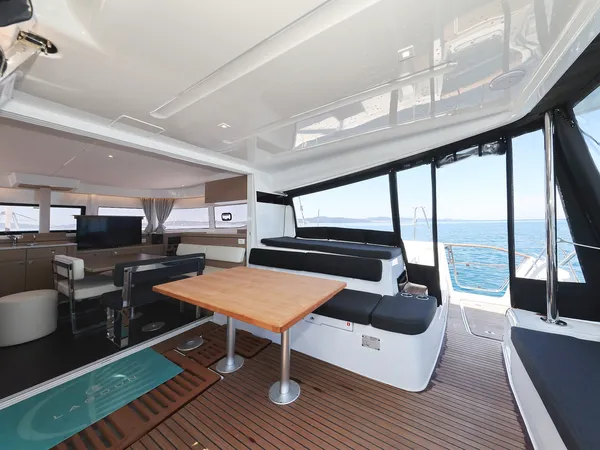 BRAND NEW LAGOON 43