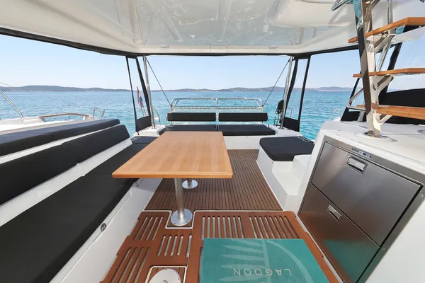 BRAND NEW LAGOON 43