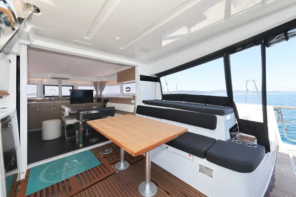 BRAND NEW LAGOON 43
