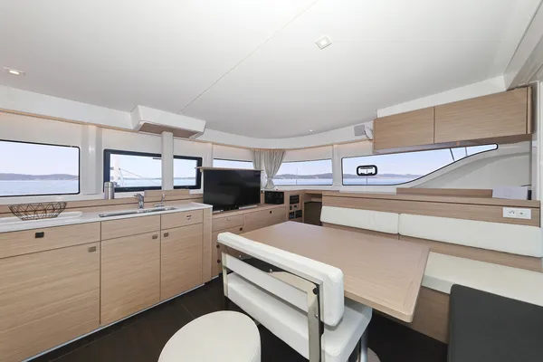 BRAND NEW LAGOON 43