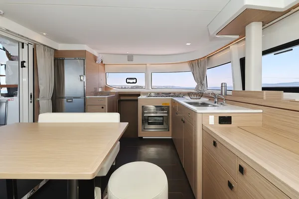 BRAND NEW LAGOON 43